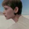 Brincos de botão Téré, Edição em mármore preto