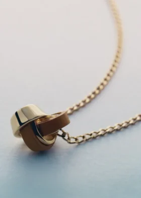 Colar Ormé, edição banhada a ouro com couro camel