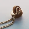 Colar Ormé, edição banhada a ouro com couro camel