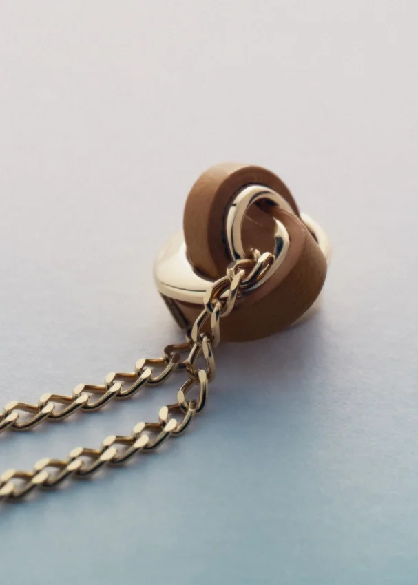 Colar Ormé, edição banhada a ouro com couro camel