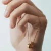 Colar Ormé, edição banhada a ouro com couro camel