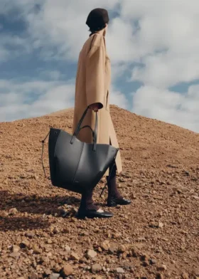 Cyme Tote Edition Preto Texturado com Costura em Ecru