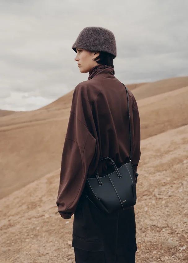Cyme Tote Nano Edition Preto Texturado com Costura em Ecru