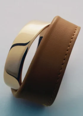 Pulseira Ormé, edição dourada com couro camel