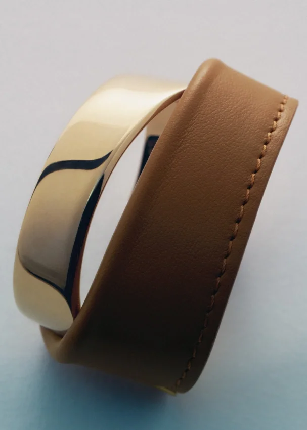 Pulseira Ormé, edição dourada com couro camel