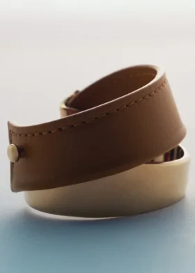 Pulseira Ormé, edição dourada com couro camel