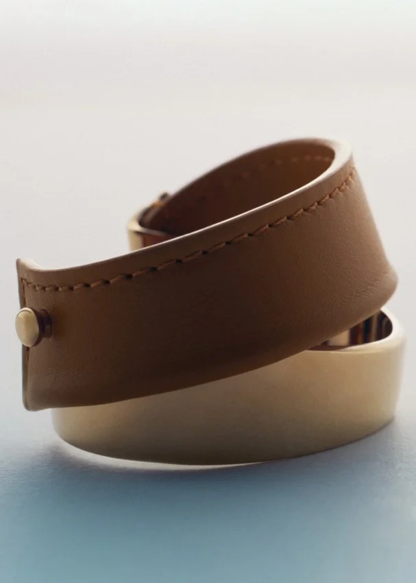 Pulseira Ormé, edição dourada com couro camel